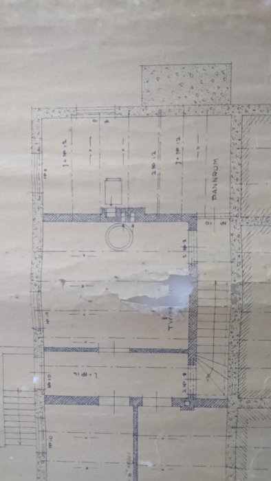 Gamla byggnadsritningar för ett 30-tals hus med markerad 6" tegelvägg och noteringar om balkbyten.