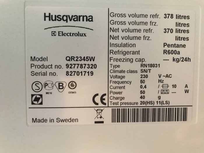 Etikett med tekniska specifikationer på en Husqvarna-Electrolux kylskåpsmodell QR2345W, inklusive modell och serienummer.