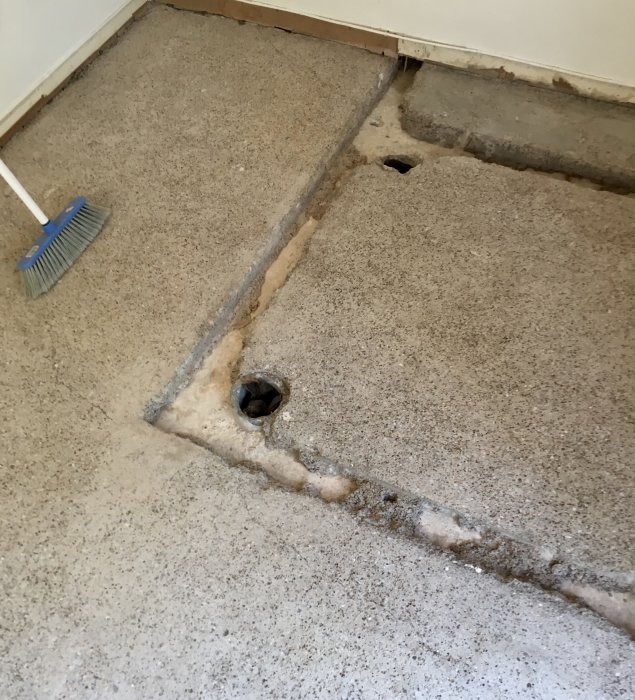 Betonggolv i renoveringsfas med synliga rör och bilad yta där gammalt skafferi stod.