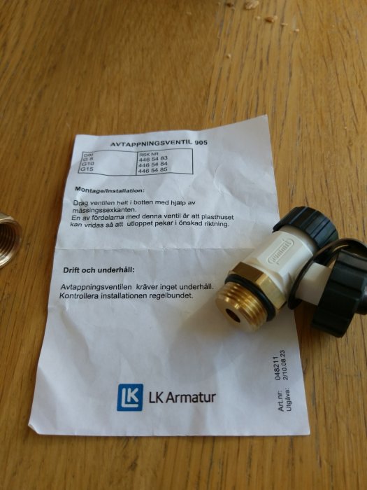 LK 905 avtappningsventil och manual på träbord, med fokus på O-ringstätningen.