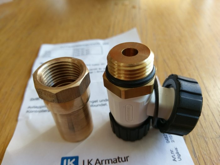 LK 905 avtappningsventil och Altech övergång med synlig O-ring, på en bruksanvisning.