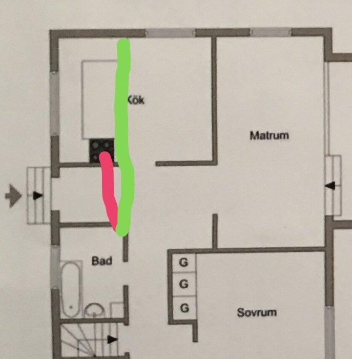 Ritning över en lägenhet med markerad ventilationsväg i grönt och rosa genom kök och matrum.