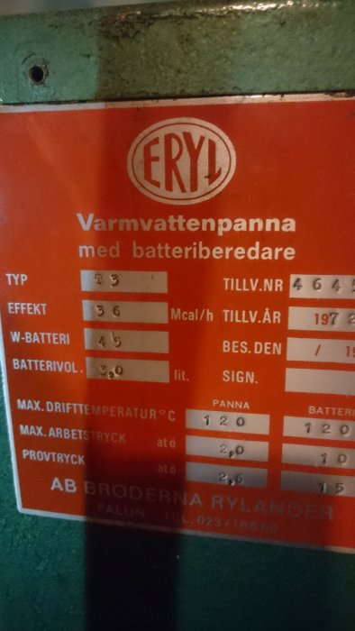 Närbild av en typskylt på en ERYL varmvattenpanna med tekniska specifikationer.