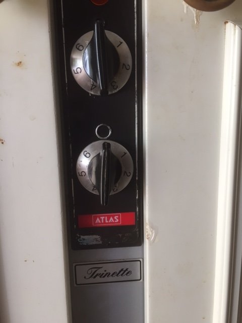 Reglagepanel på en äldre trinettmodell märkt med "ATLAS" och använd reglage.
