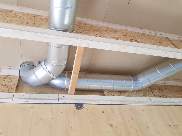 Instalation av FTX-ventilation och imkanal monterad i taket på ett byggprojekt.