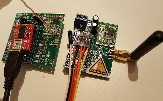 Två RFM69 PCB-kort kopplade till FTDI programmerare, en med DIY antenn och en med SAM antenn.