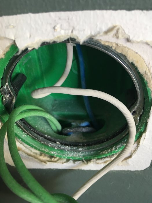 Elektrisk installation med öppet doslock, Wago 222-koppling och synliga ledningar.