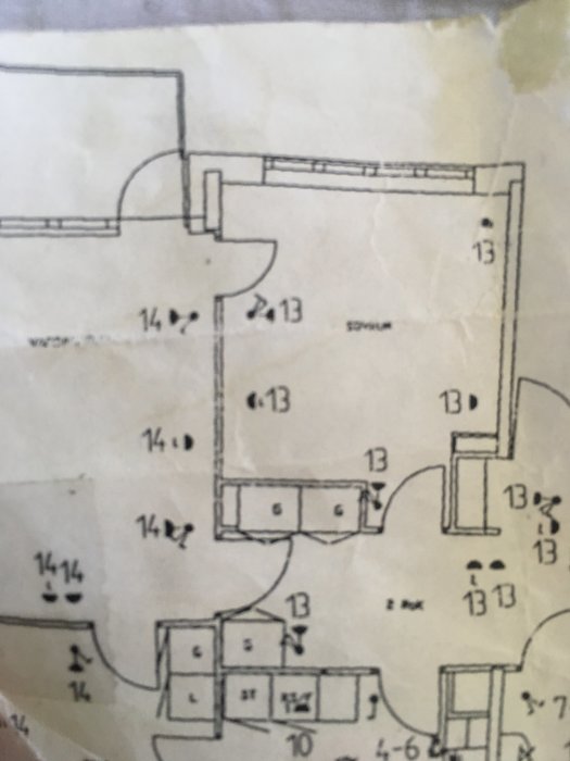 Elritning av ett hus som visar kablage och strömbrytare markerade med A, B och nummer 13 och 14.