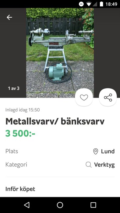 Metallsvets eller bänksvarv för bearbetning av metall på betongmark mot staketbakgrund.