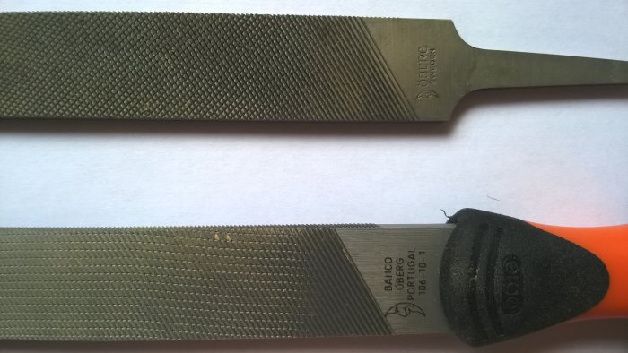 Två Bahco Oberg filar, en utan handtag från Sverige och en med orange handtag från Portugal.