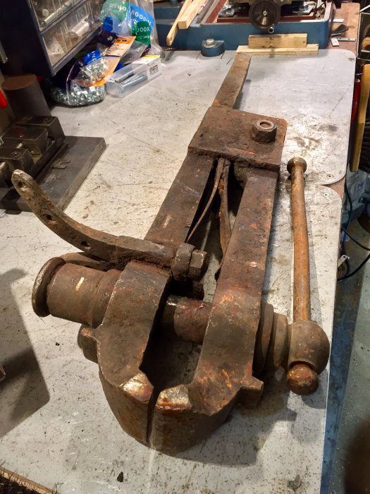 Rostigt skruvstäd på arbetsbänk med rengjorda märkningar av E Johansson Uppsala, 65 lb.