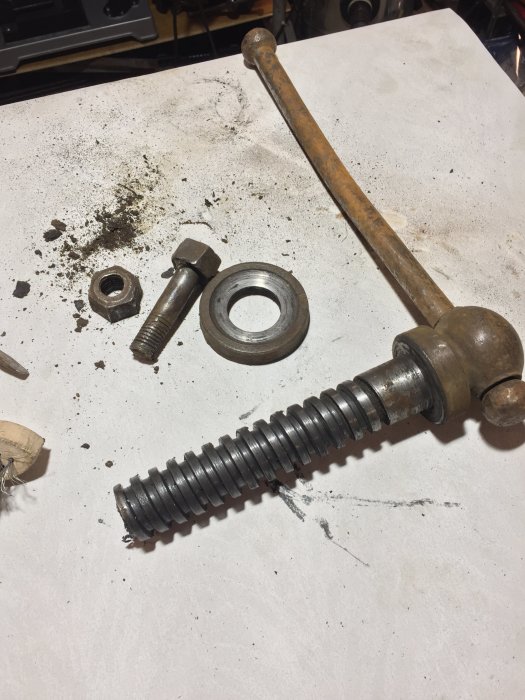 Rengjort skruvstäd med spindel, huvud och svänghjul på verkstadsbord, redo för smide.