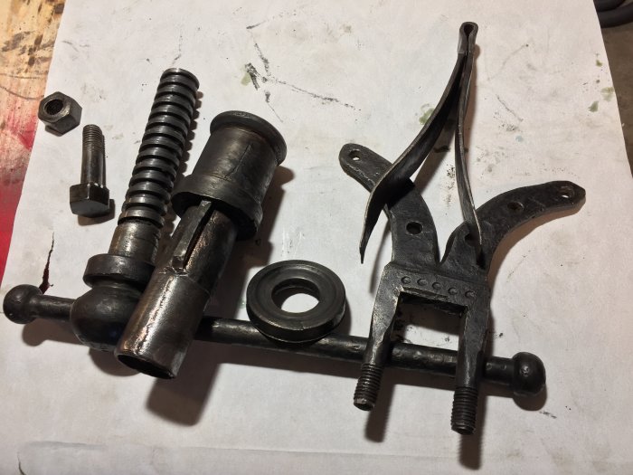 Skruvstädets delar och verktyg ligger utspridda på ett slitet bord under renovering.