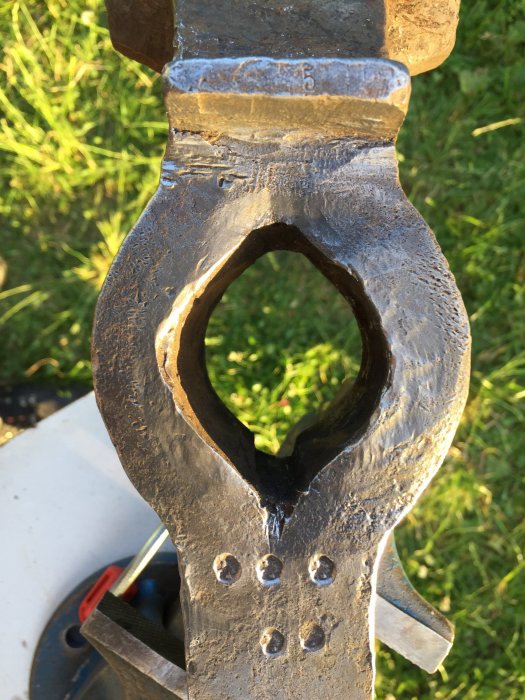 Restaurerat skruvstäd med runda stansmärken och texten "E Johansson Uppsala 65 lb".