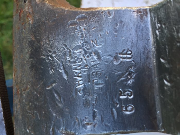 Närbild på gammalt skruvstäd märkt "E Johansson Uppsala" med rundade stansmärken och siffran 5.