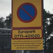 Skyltar för parkering med "Europark" och kontaktinformation, samt en "ingen parkering" symbol.