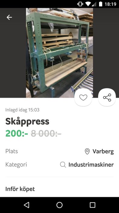 Begagnad skåppress för industrin till salu på Blocket, fotograferad i en verkstad.