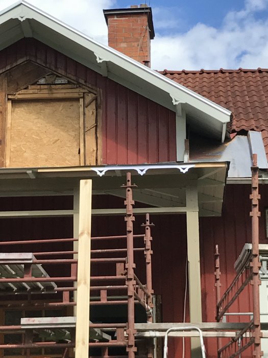 Renovering av veranda med mallar på plats för vindskivor med dekorationer som matchar husets befintliga utsmyckning.