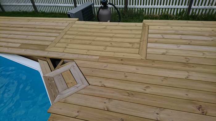 Nylagd trall runt pool med färdig fris och oavslutat hörn vid midsommar.