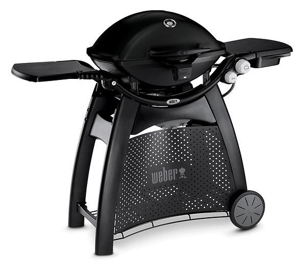 Svart Weber Q 3200 gasolgrill på hjul med sidobord och förvaringshylla, redo för sommartävling.