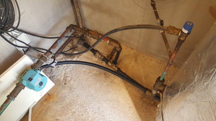 Äldre vattenpump och rörsystem som en del av en hydrofor och filtreringsanläggning i behov av renovering.