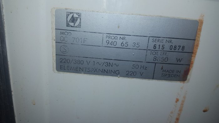 Typskylt på en gjutjärnsspis med specifikationer: 220/380 V, total effekt 8850 W, tillverkad i Sverige.