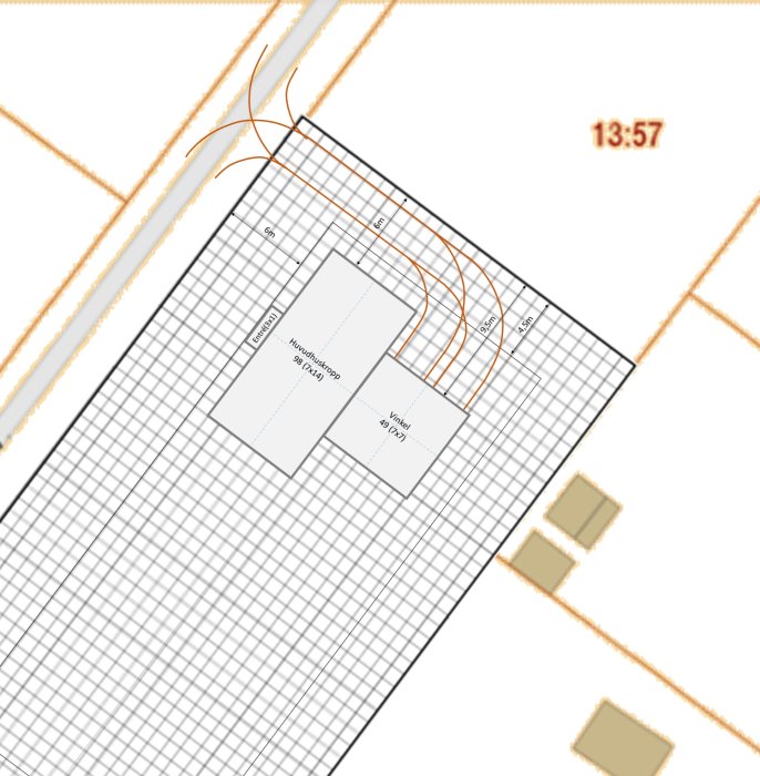 Tomtplanering med husritning visar en långsida orienterad mot en gata, med angivna mått och begränsningar för byggnaden.