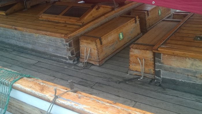 Trädetaljer och lådor med så kallade laxstjärtar på ett segelfartygs däck.