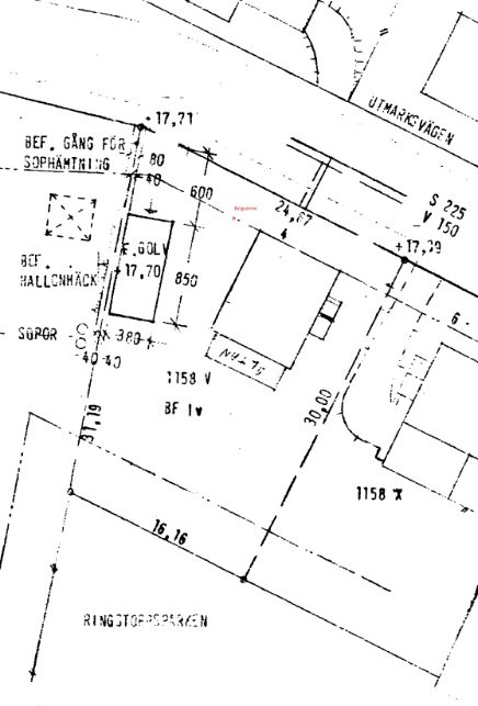 Svartvit tomtkarta som visar fastighetsgränser, byggnader och mått för planering av tillbyggnad.