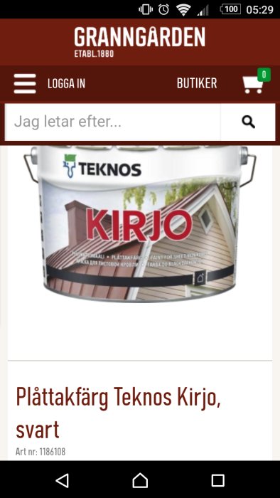 Burk med Teknos Kirjo plåttaksfärg framför en renoverad husfasad.