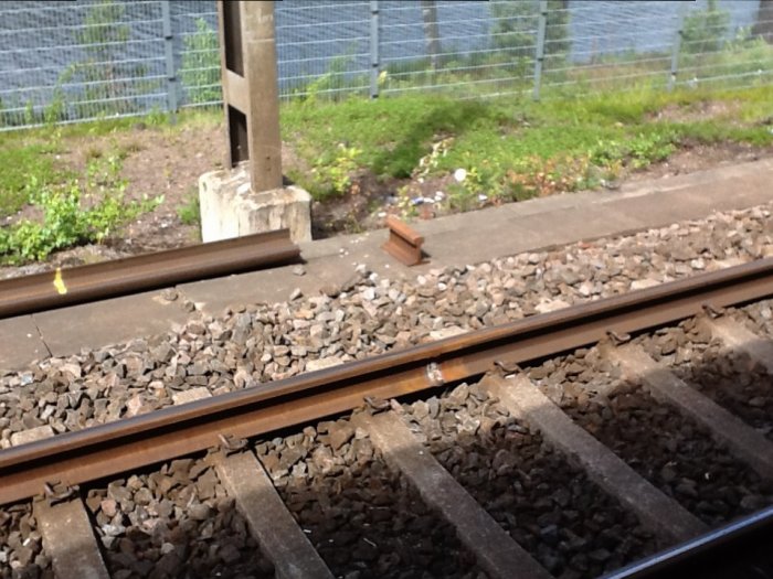 En övergiven rälsbit på gruset vid Handens pendeltågstation.