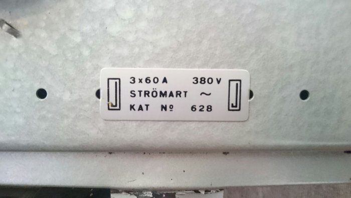 Etikett på värmecentral visar "3x60A 380V STRÖMART KAT Nº 628".