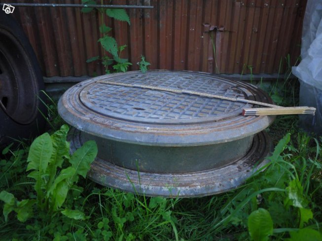 Två oanvända betäckningar modell A6 staplade utomhus, belastningsklass D400 för 600 mm betongrör.