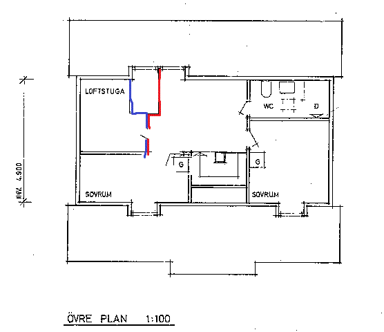 Ritning av övre plan i ett hus med två sovrum, WC och loftgång, med markerade trappor.