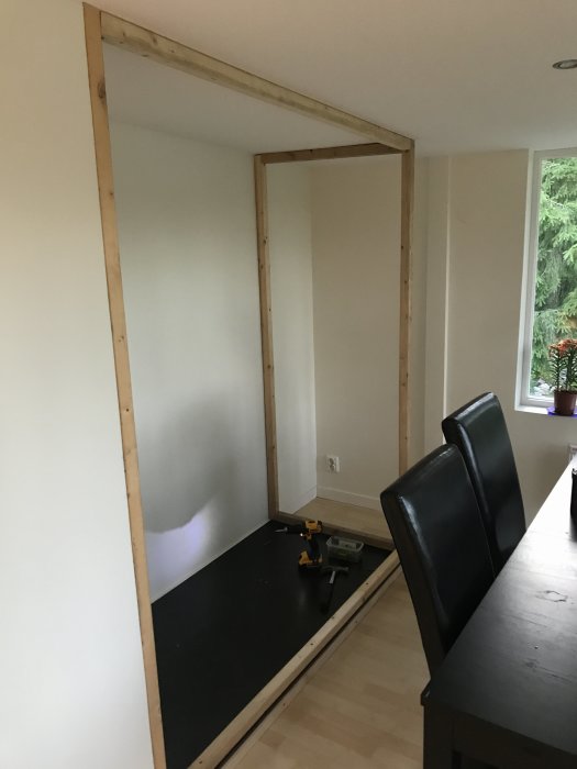 Pågående voljärbygge i hemmiljö med träreglar och verktyg synligt.