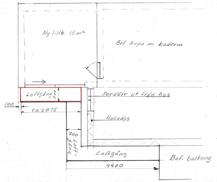 Skiss av en föreslagen balkongkonstruktion med mått och angränsande utrymmen såsom en loftgång och befintlig balkong.