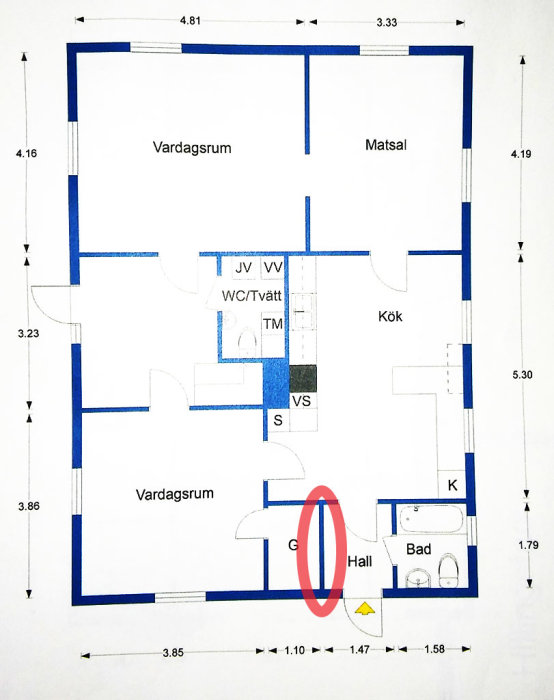 Ritning av husplan med röd cirkel runt en vägg, markerad för potentiell dörröppning.