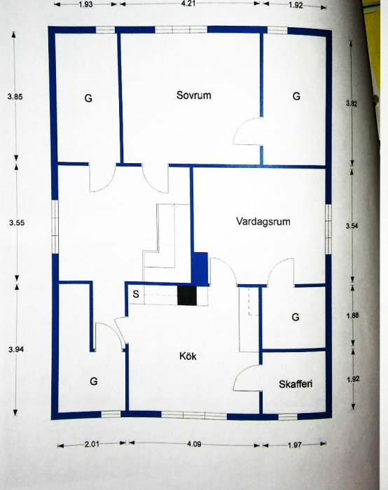 Ritning av ett hus med markerad vägg med röd cirkel där en ny dörr planeras, inkluderar mått och rum beteckningar.