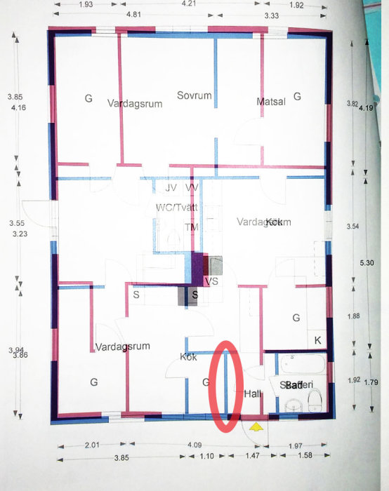 Husritning med mått och röd cirkel markerad på en potentiellt bärande vägg som planeras för dörröppning.