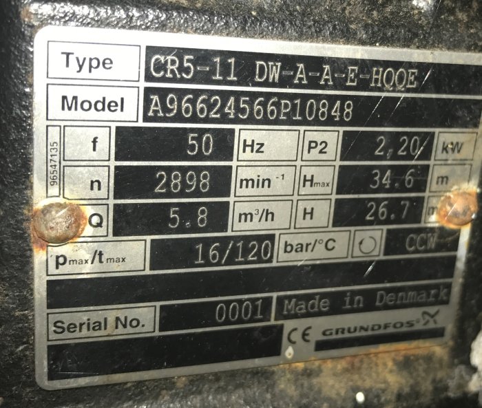 Typskylt på en Grundfos pump som visar tekniska specifikationer.