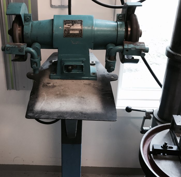 Begagnad bänkslip och utsliten bandsåg inköpta via Blocket, samt en oljekanna syns i bild.