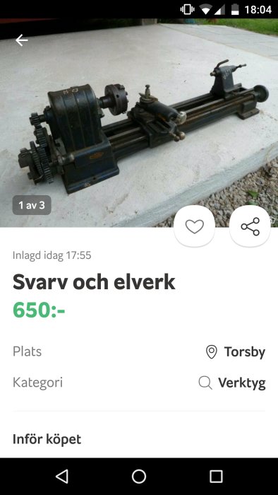 Äldre modell av svarv och elverktyg placerade på betonggolv med texten "Svarv och elverk" och priset 650:- på skärmen.