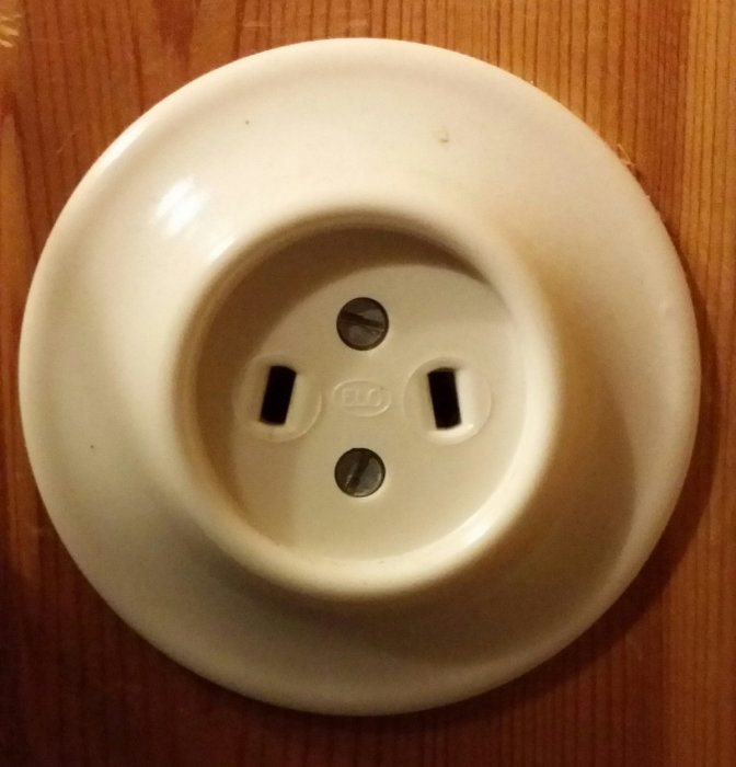 Gammalt vägguttag med märkningen 10/250 i ett hus från 1972, ingen spänning mätbar.