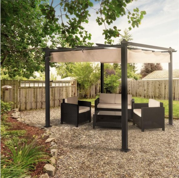 Uteplats med pergola överdragen med en reträttbar tältduk, möbler och grönska i trädgård.