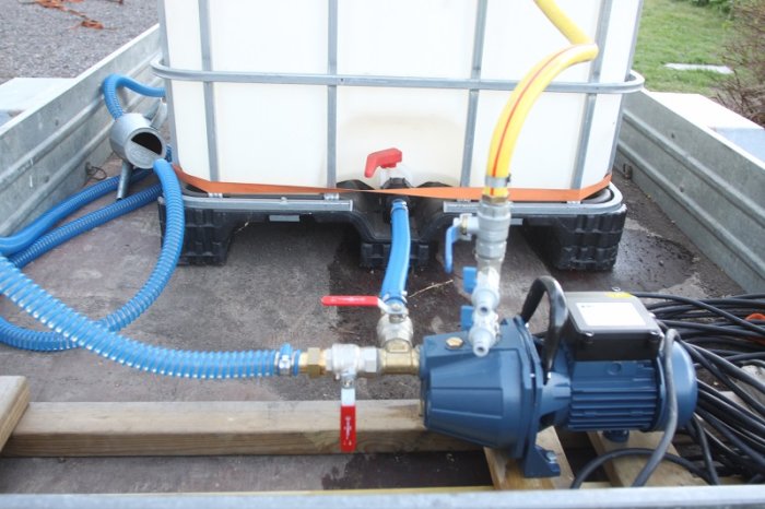 Jetpump kopplad till IBC-behållare för vattning, i släpvagn med slangar och kopplingar.
