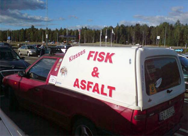 Skåpbil med texten "Klasse's FISK & ASFALT" parkerad på en parkeringsplats.