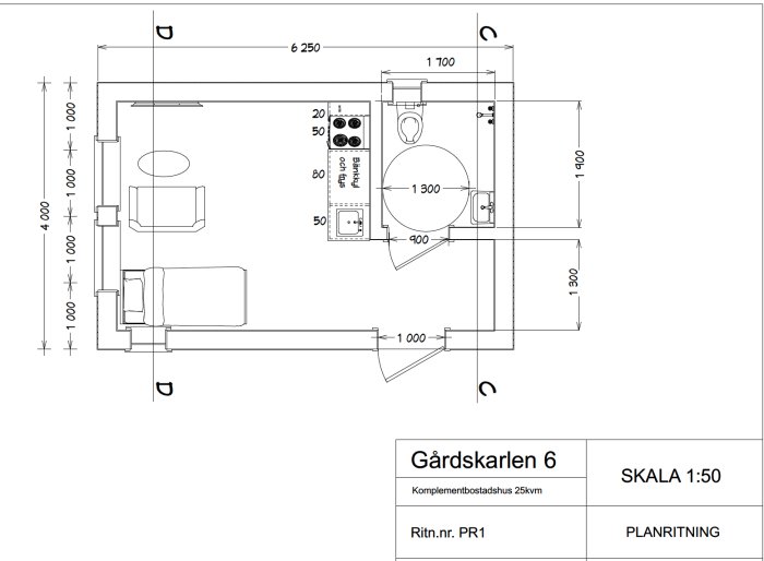 Ritning av komplementbostadshus med måttangivelser, möblering och markering av golvbrunn.