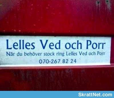 Skylt på röd yta med texten "Lelles Ved och Porr - När du behöver stock ring Lelles Ved och Porr" och ett telefonnummer.