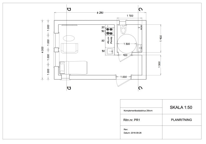 Arkitektonisk planritning av ett hus i skala 1:50 med måttangivelser och möblering.