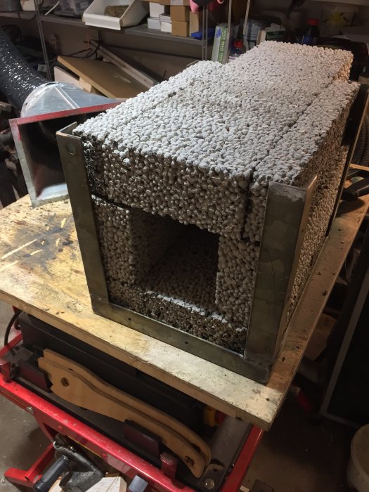 Mörtel täcker ett betongformverk i en verkstad, i väntan på härdning.
